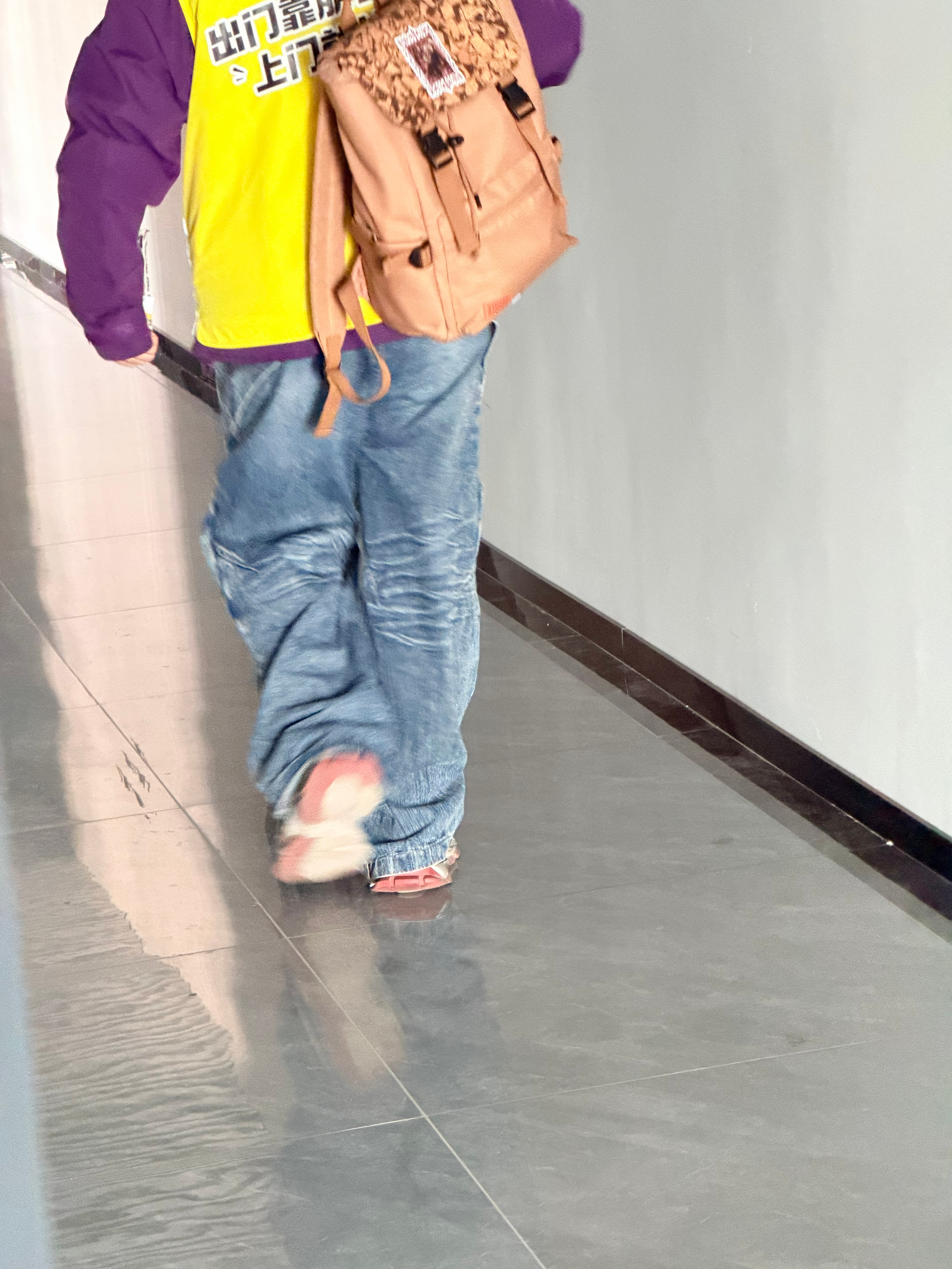 不对啊！小梦从网上看到的闲鱼回收都是漂亮小姐姐，为什么到了小梦这就成小伙子了啊！