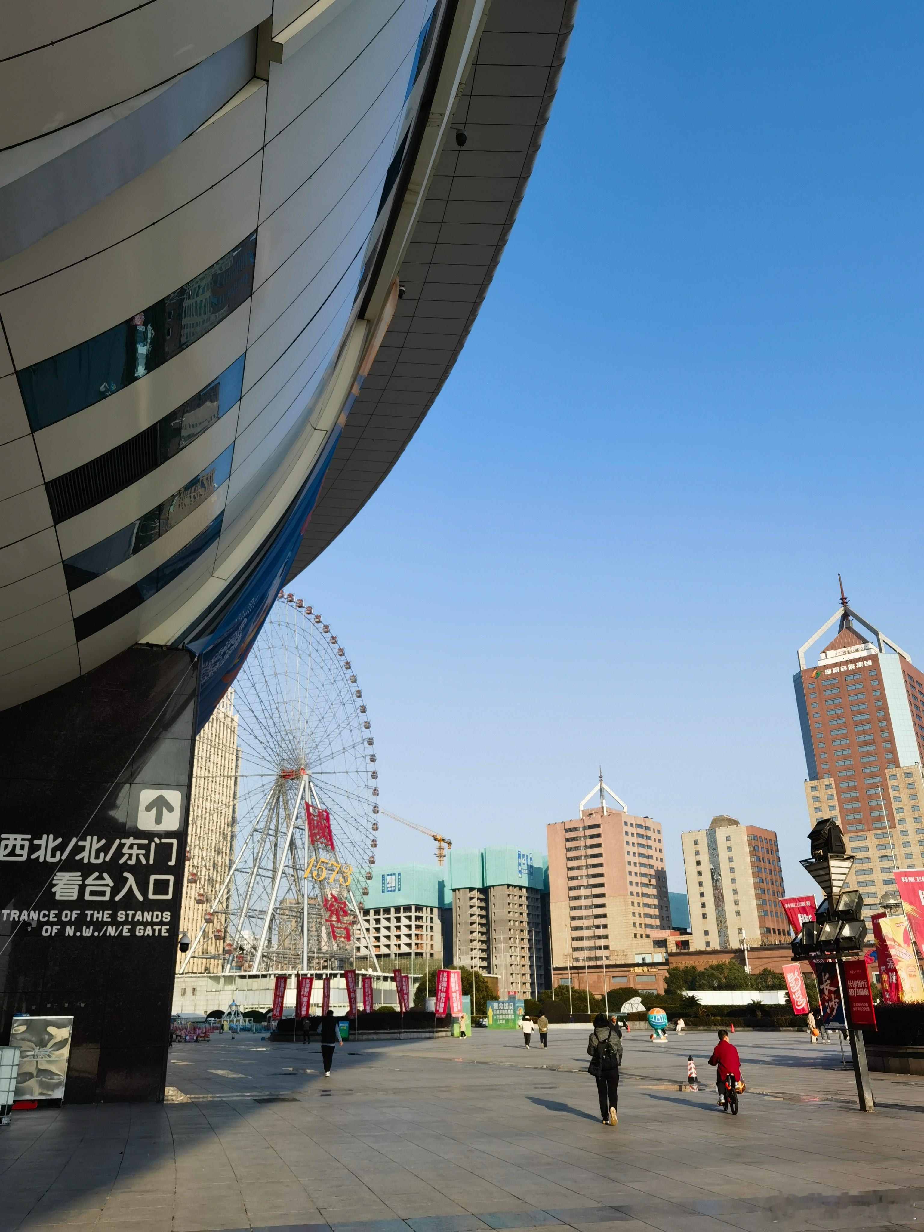 归晚一周的风尘 刚落肩头银杏就把金黄 还给了秋苦栎叶也悄悄 藏起了温柔满院 满街