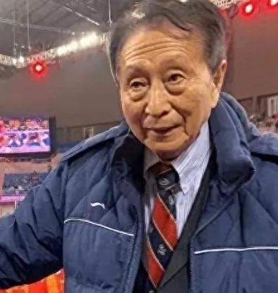 87岁名嘴宋世雄如今独自一人住在北京工体附近的养老院，儿女都在国外，身边连唠个知