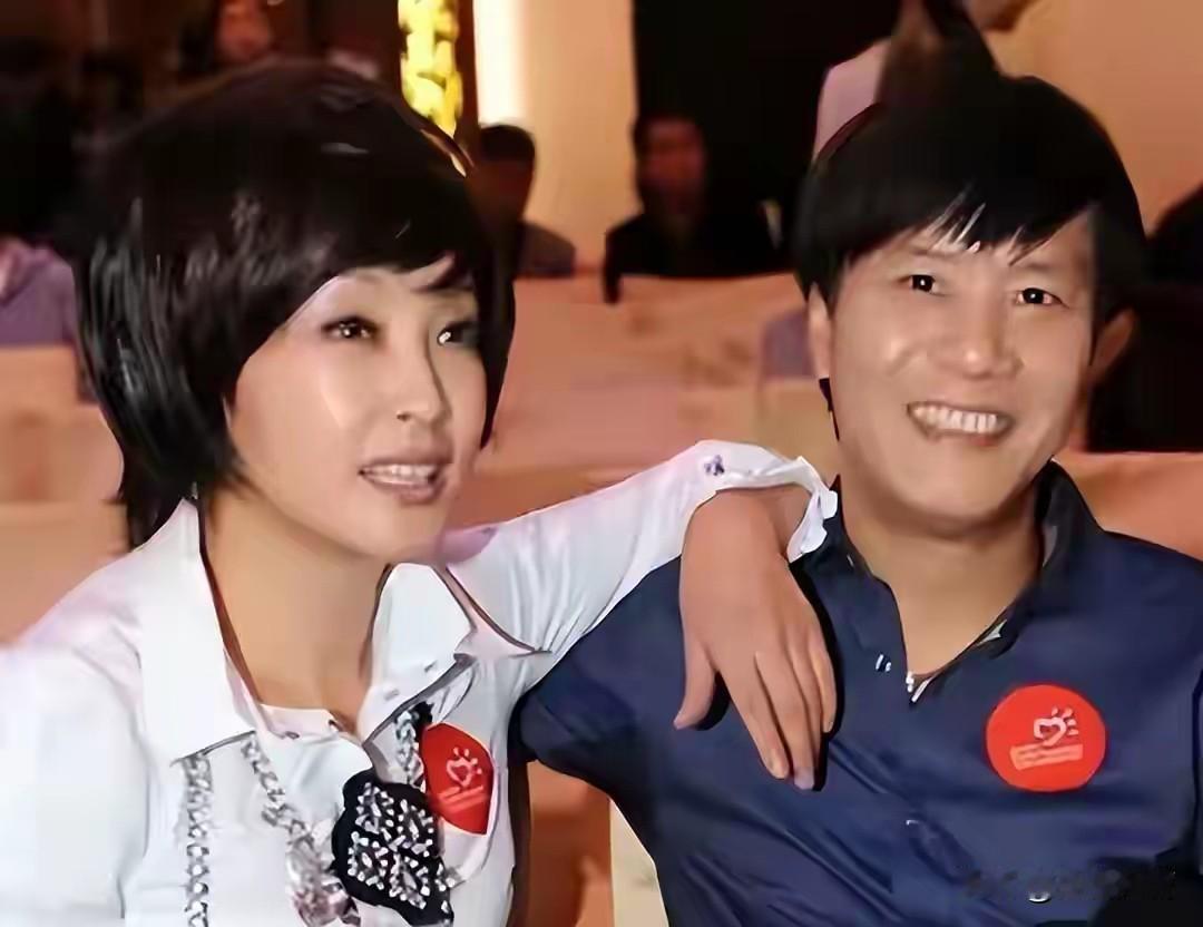 感觉刘晓庆最对不起的就是他！
 
阿峰本名孙湘光，原本是配音演员，二人在合作《皇