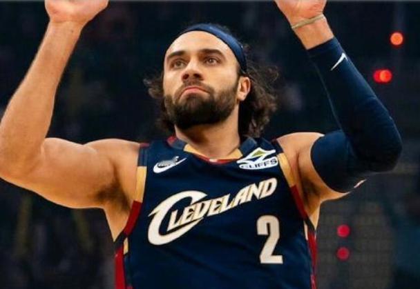 NBA东部决赛，骑士对阵活塞的第一场比赛中，出现奇葩一幕。
面对锋线身高尺寸更大