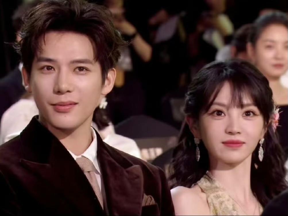 王安宇田曦薇坐一起
对眼睛很友好！