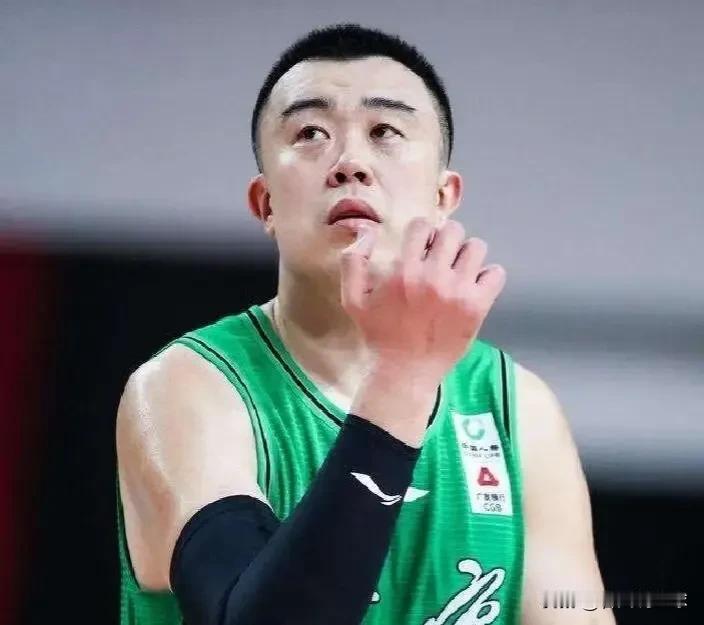 在为辽宁男篮效力18个赛季后，38岁的韩德君今天终于迎来了告别时刻：随着辽宁男篮