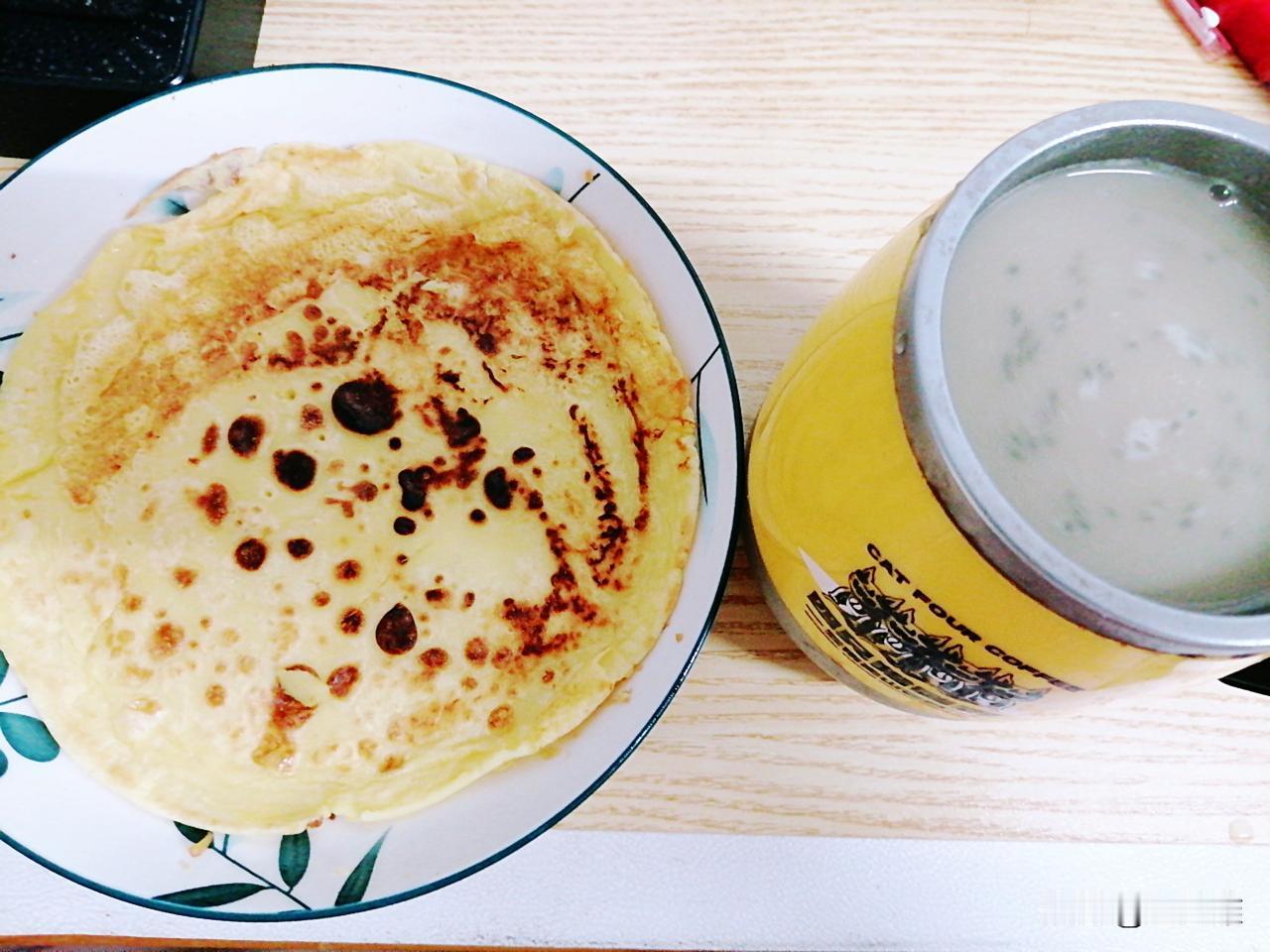 今天早中餐:鸡蛋饼+咖啡羽衣甘蓝豆奶混合冲剂。

往前一连三我天都煎的鸡蛋饼吃。