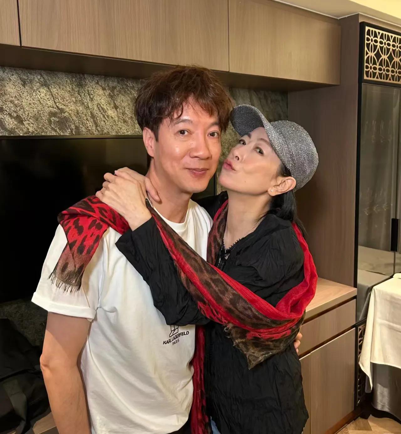 香港老牌女神57岁生日，与一众老友吃大餐庆祝，情路坎坷至今未婚未育！
近日，袁洁