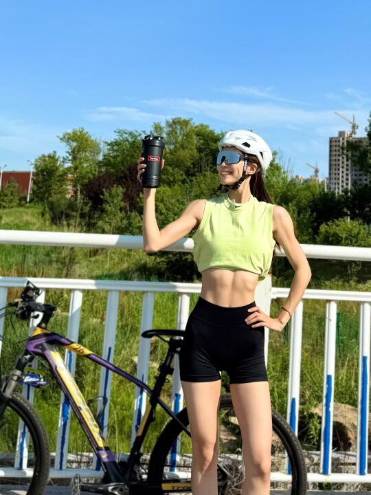 阳光下闪闪发光的💪，是我户外运动的标记