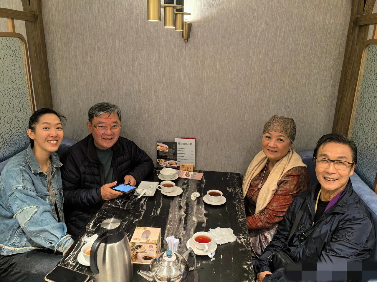 刘松仁晒老友聚会照，连发两个“太高兴了”，可见其激动的心情。原来是李立群和家人特