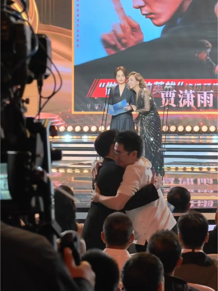 檀健次拥抱震耳欲聋导演恭喜檀健次拿下金鹿奖最佳男演员！！！让一让让一让！！！影帝