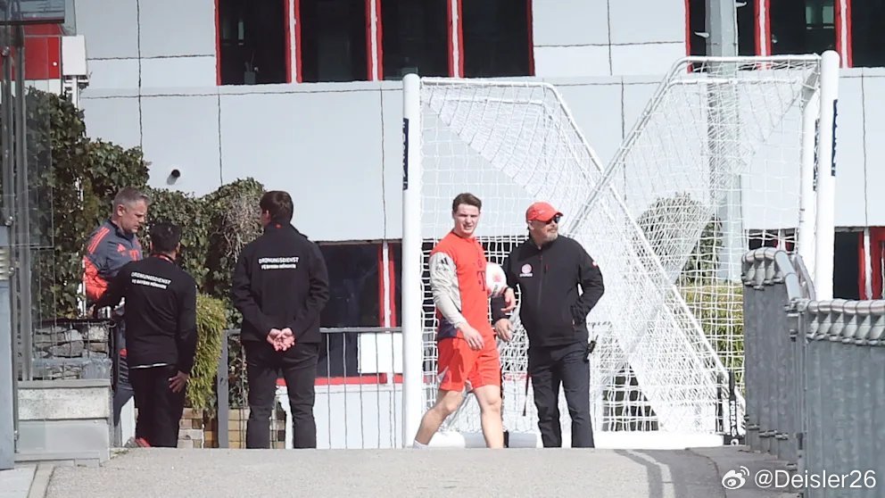 🚨［圖片報］：曼努埃爾·諾伊爾和喬納斯·烏爾比希受傷後，今日首次重返訓練場。兩