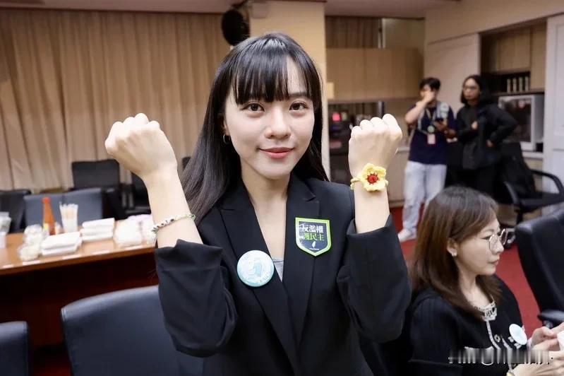 民进党戴莲花入场，参加复议案投票。
莲花是圣洁的意思，民进党首先是绿色的，不是白