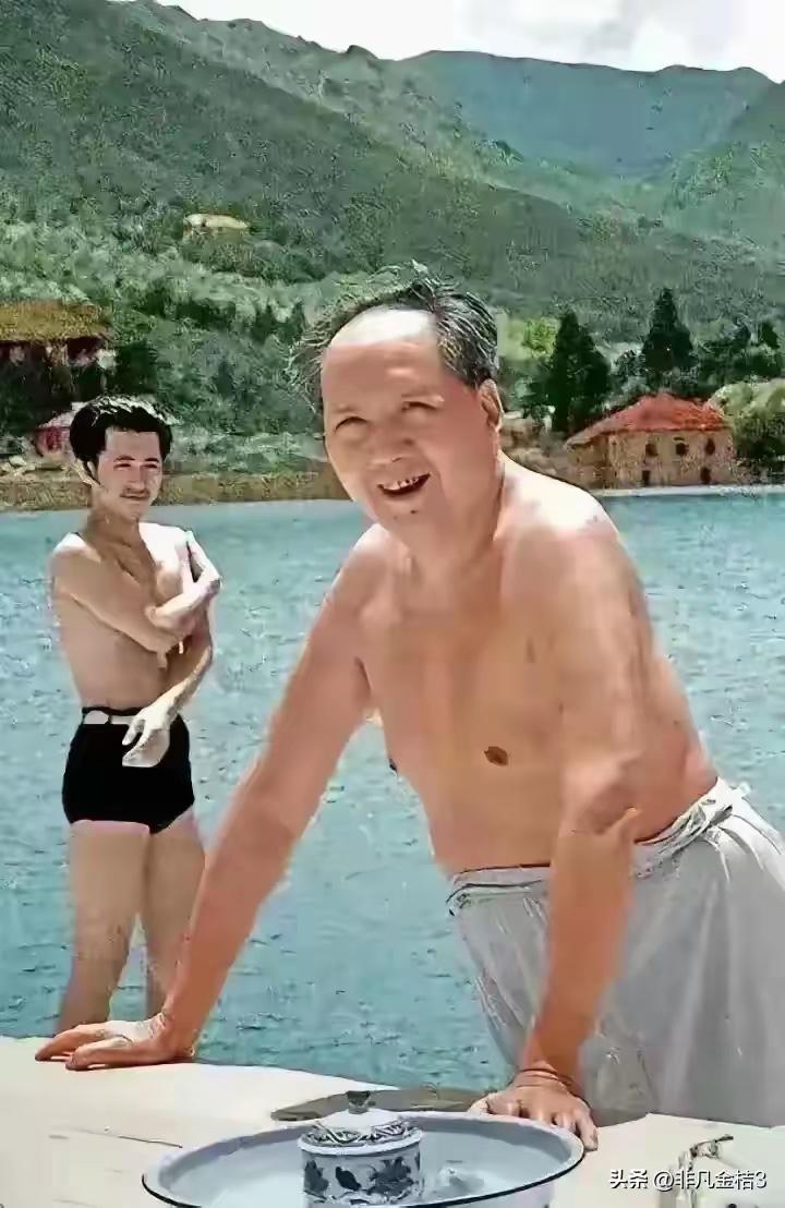 下面这张毛主席的照片是我见过的唯一上半身裸露的照片，这应该是游泳时拍照的。他身后