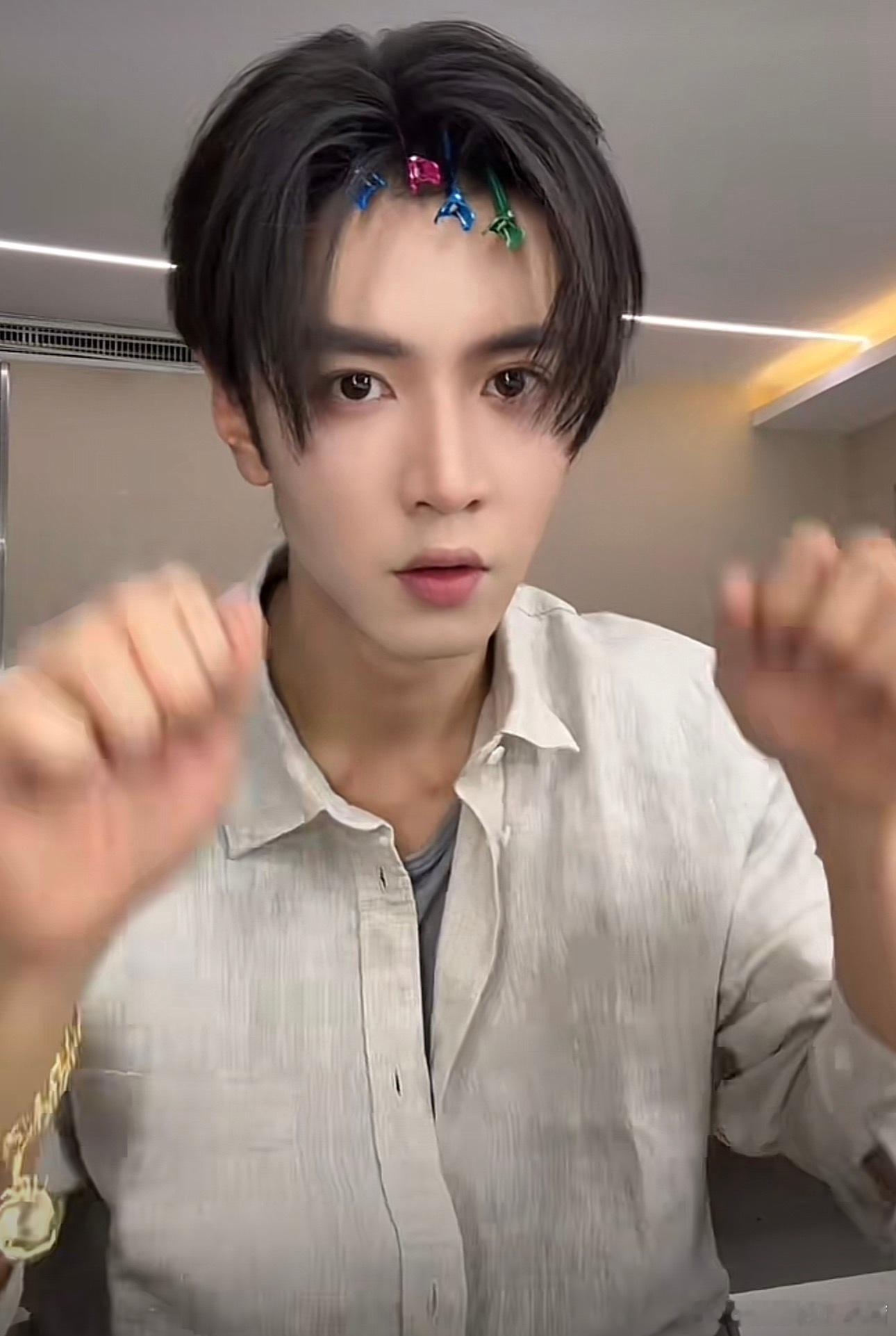 手势舞小王子加更啦🤩 快去🫘一键三连🥳 这个发型有点儿梦回嘉许哥啦🥰