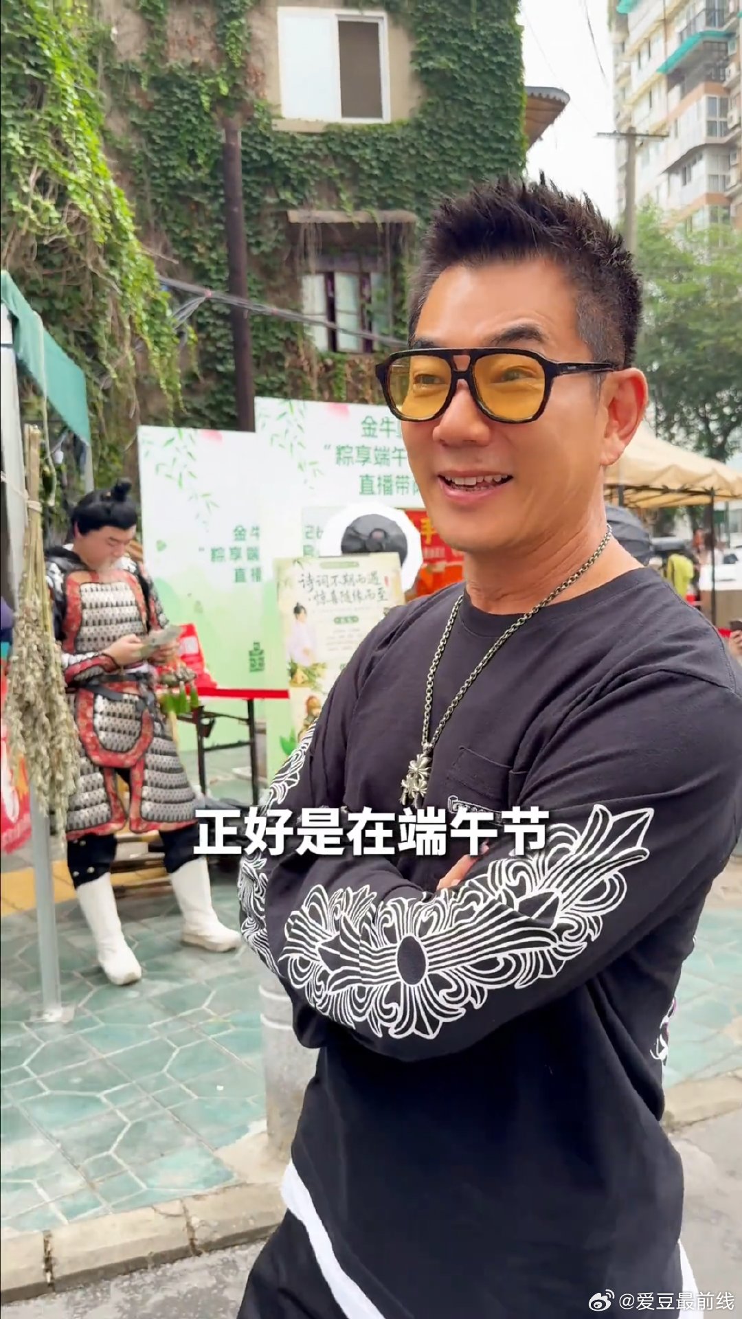 任贤齐在成都体验包粽子 任贤齐成都演唱会buff叠满 成都的夜晚因你而沸腾！熟悉