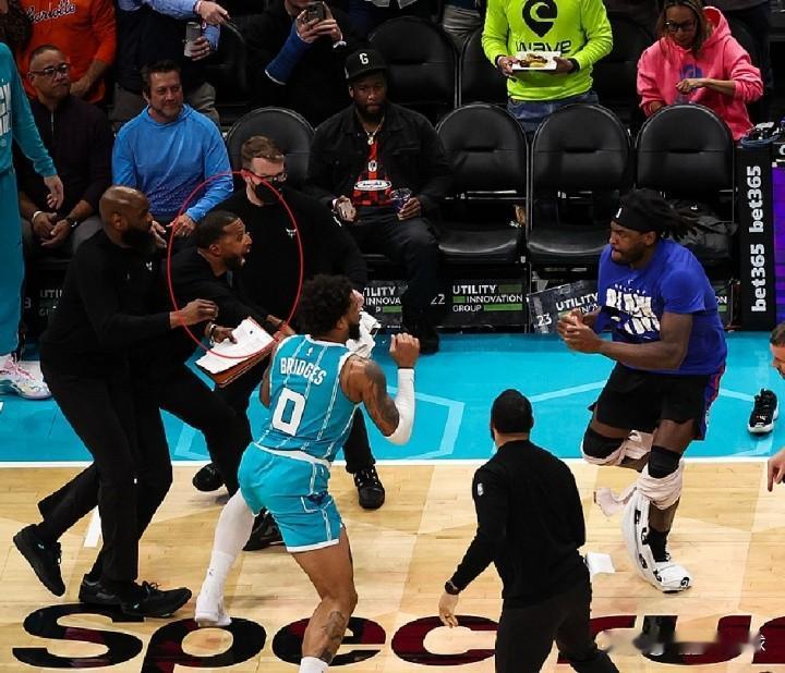 吓出表情包！今天NBA常规赛黄蜂对阵活塞一战，双方发生大规模冲突导致多人被驱逐，