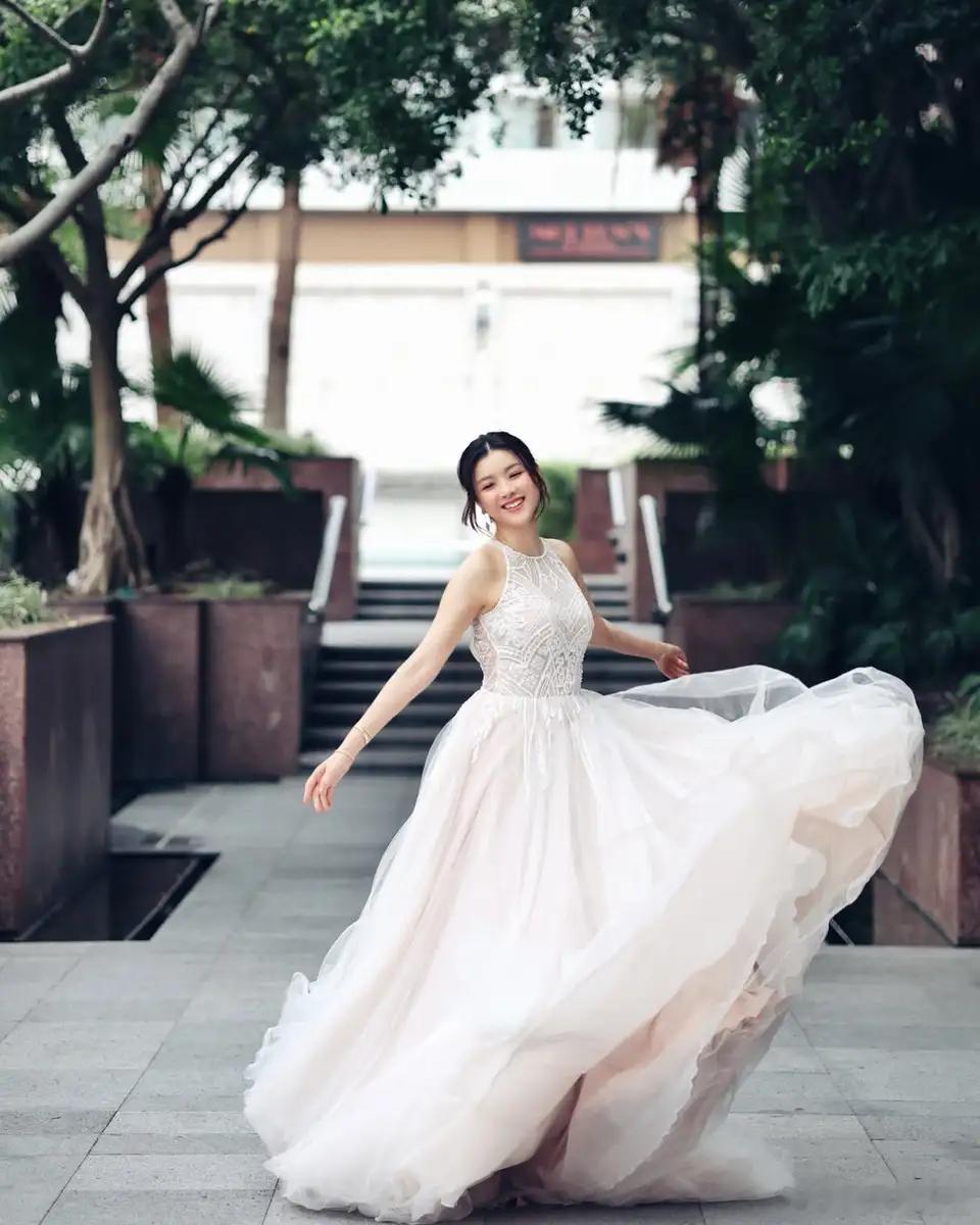 陳茵媺晒絕美露背婚紗照 同老公陳豪隔空放閃慶13周年.圈中公認嘅模範夫妻陳豪（M