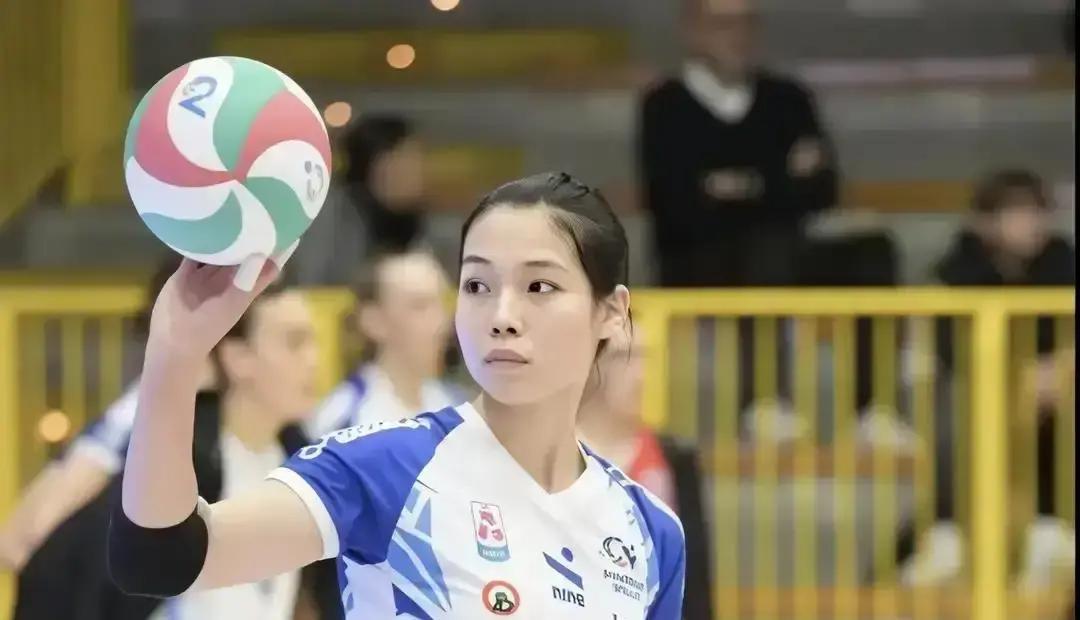 意甲第八的贝加莫，被垫底队打懵。
 
对面站上来的，是21岁的中国替补庄宇珊。