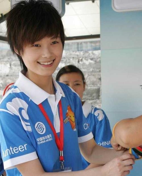 原来李宇春这些年变了这么多国乐无双那个抱着话筒怯生生唱歌的小女孩不见了，取而代之