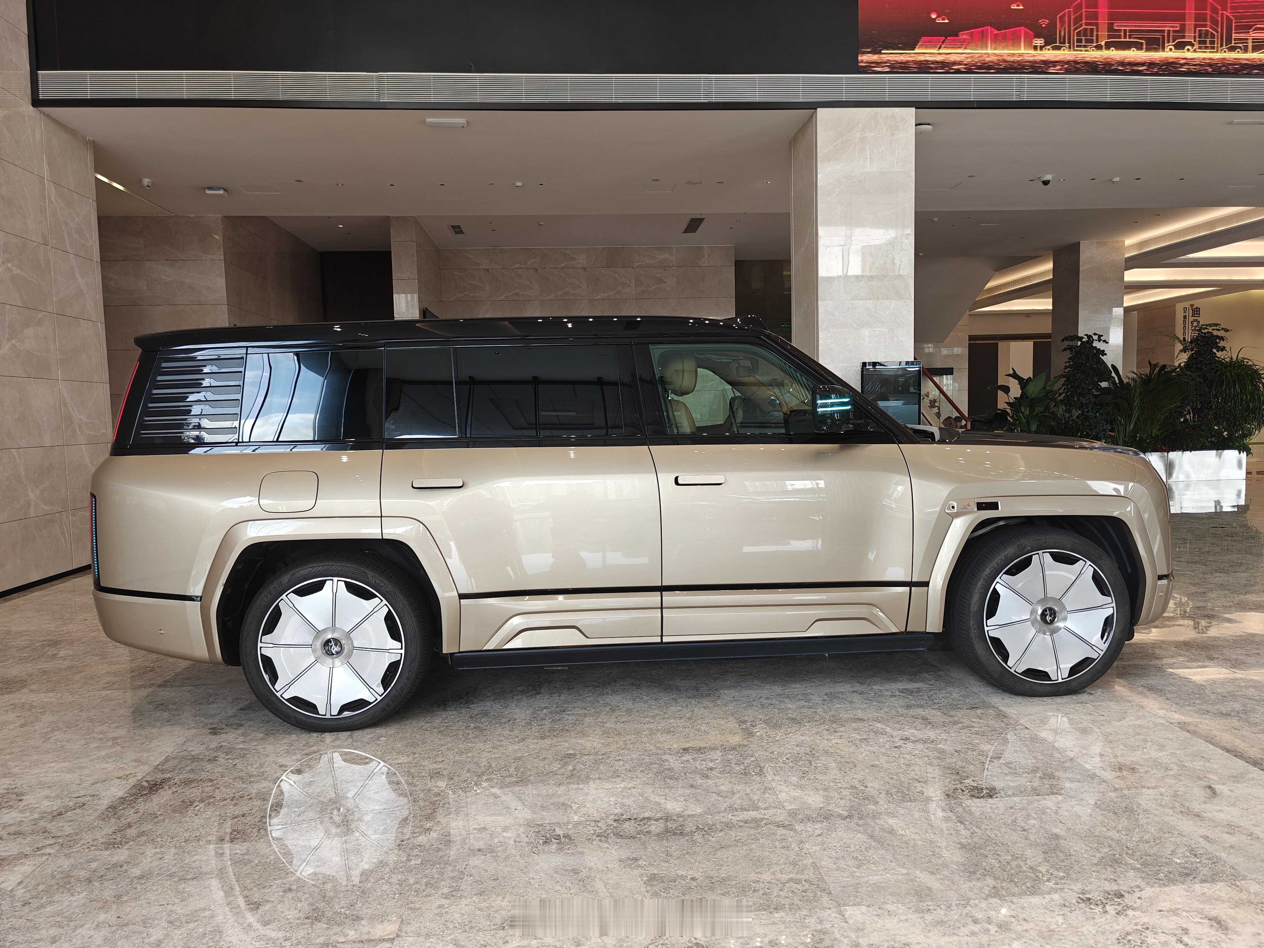 仰望U8L实车真的就是气势磅礴，实车会更精致、霸气！ 