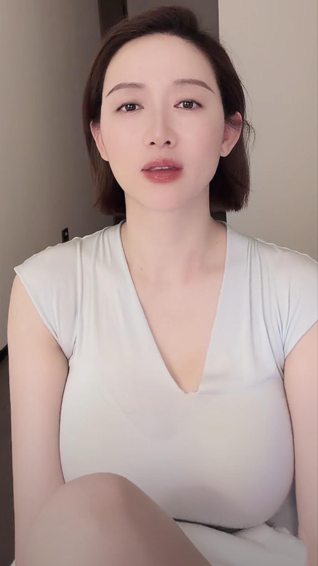美貌堪比江疏影，皮肤比她白，身材还比她好，水蜜桃一般的极具诱惑力，年过四十且未婚