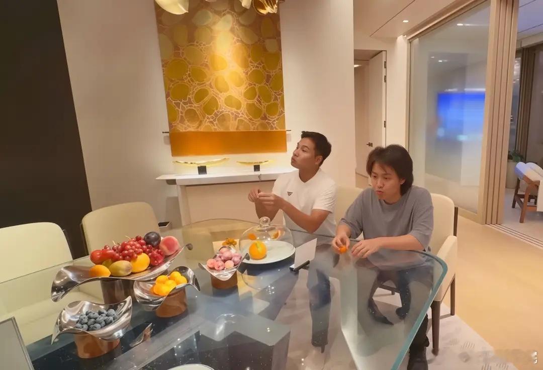 郭晋安带儿子游澳门，18岁儿子长发及肩高过父亲，父子住总统套房！ 