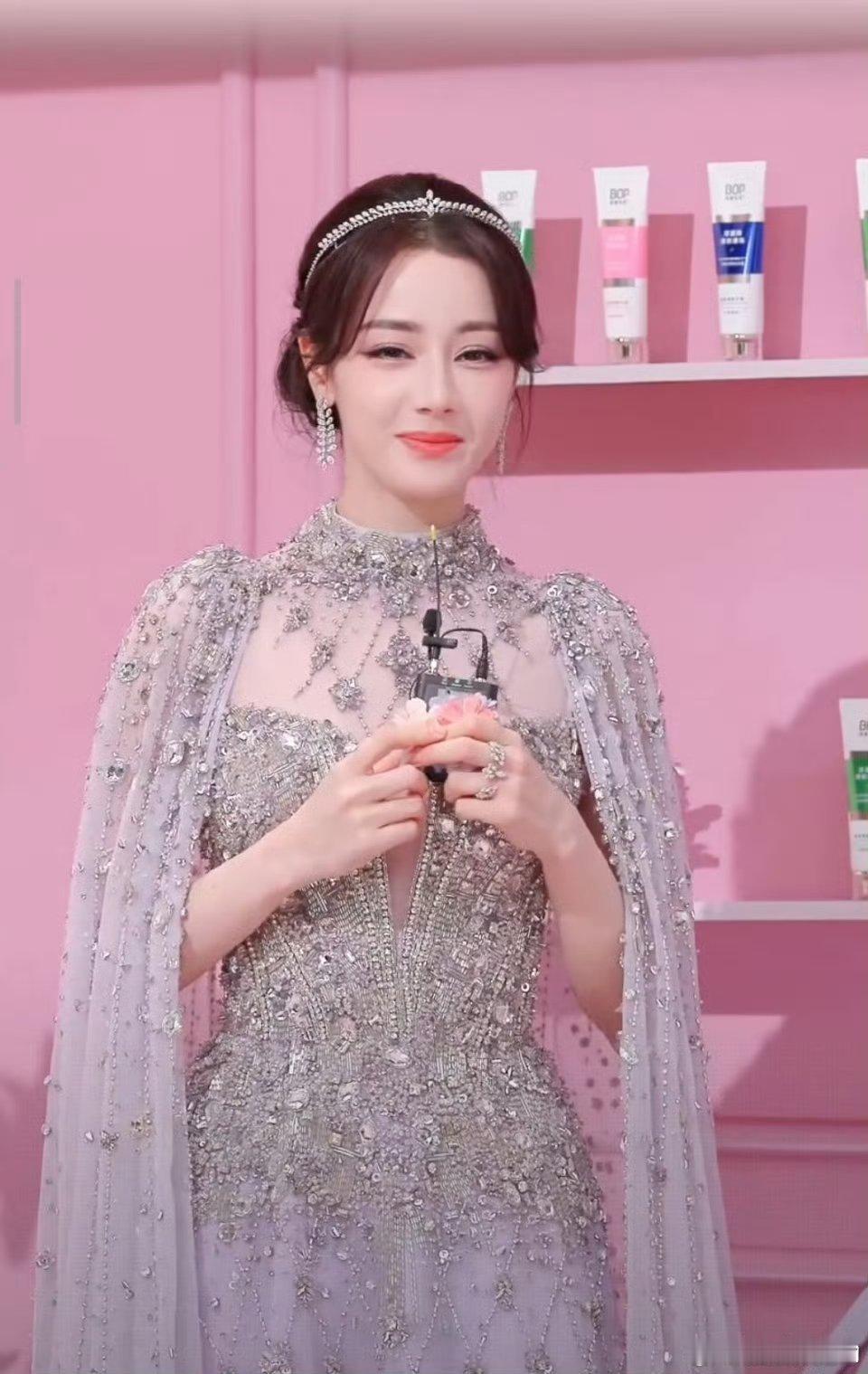 迪丽热巴昨天直播造型，一个直播穿出了红毯的感觉热巴太权威了 