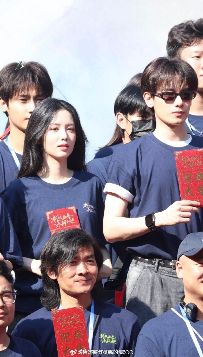 周也胡先煦新剧开机状态 高颜值搭档新鲜同框！开机当日两人气色绝佳，周也清冷易碎、