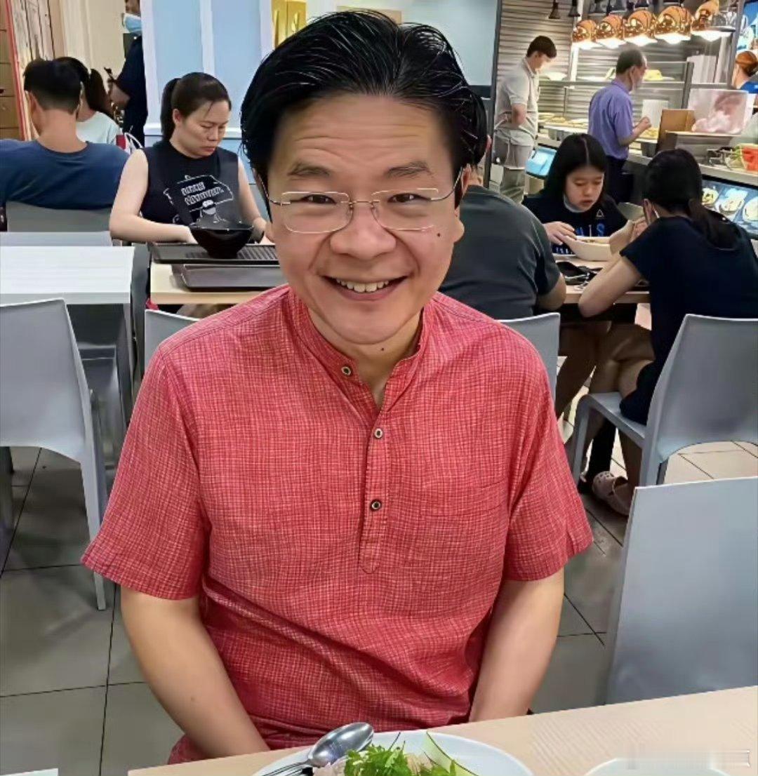 这位华人面孔的新加坡人，建议放弃用筷子拥抱叉子勺子，哪怕印度式黄金手抓，也要去中