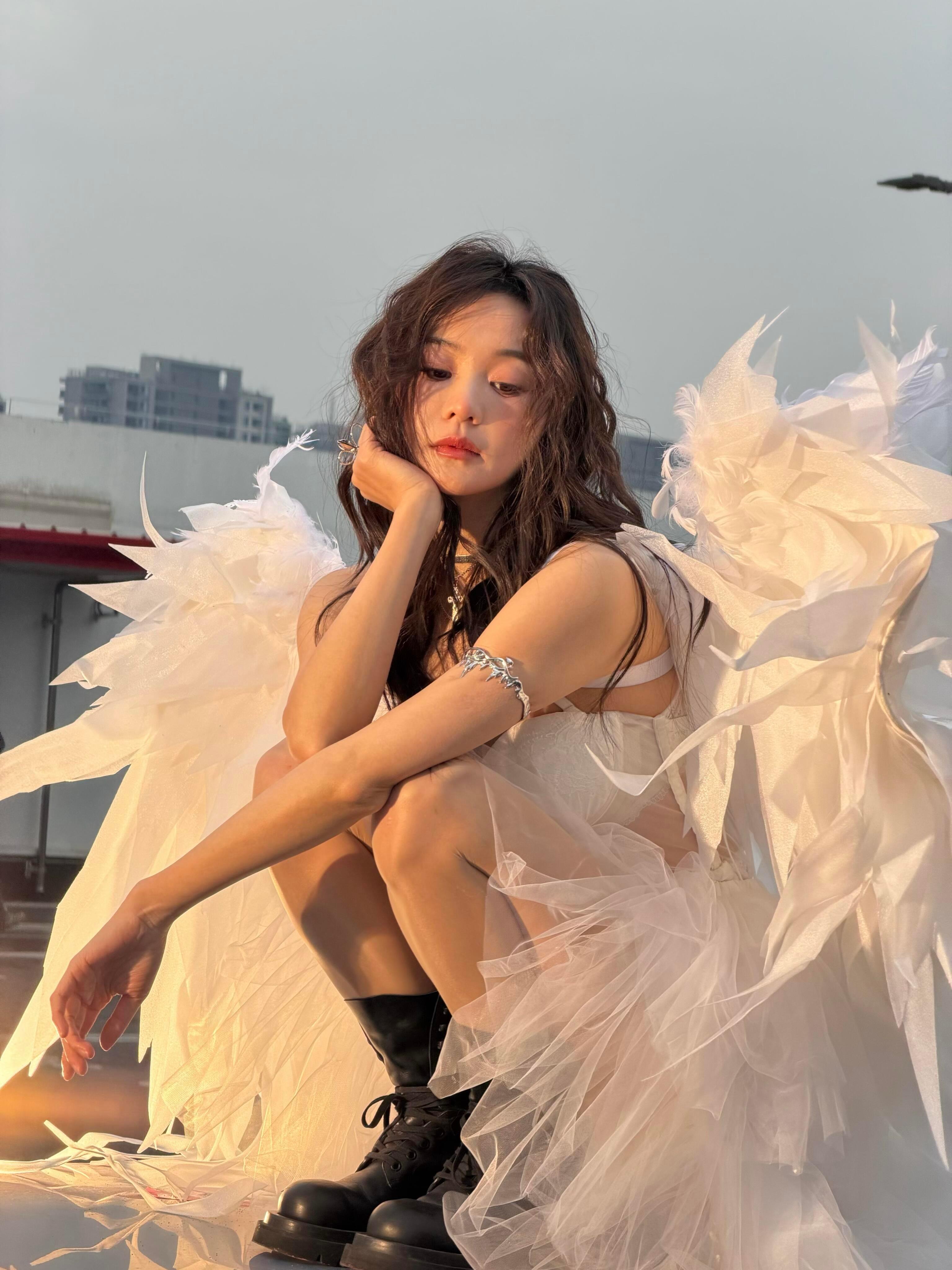 你是胡意旋那她是谁当温柔笑意遇上凌厉眼神，胡意旋在甜妹与御姐间自由切换，每一次转