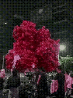 用打火机点气球，这个年轻人真是太缺德了，这么多气球被他全部毁掉，现在既然视频都已