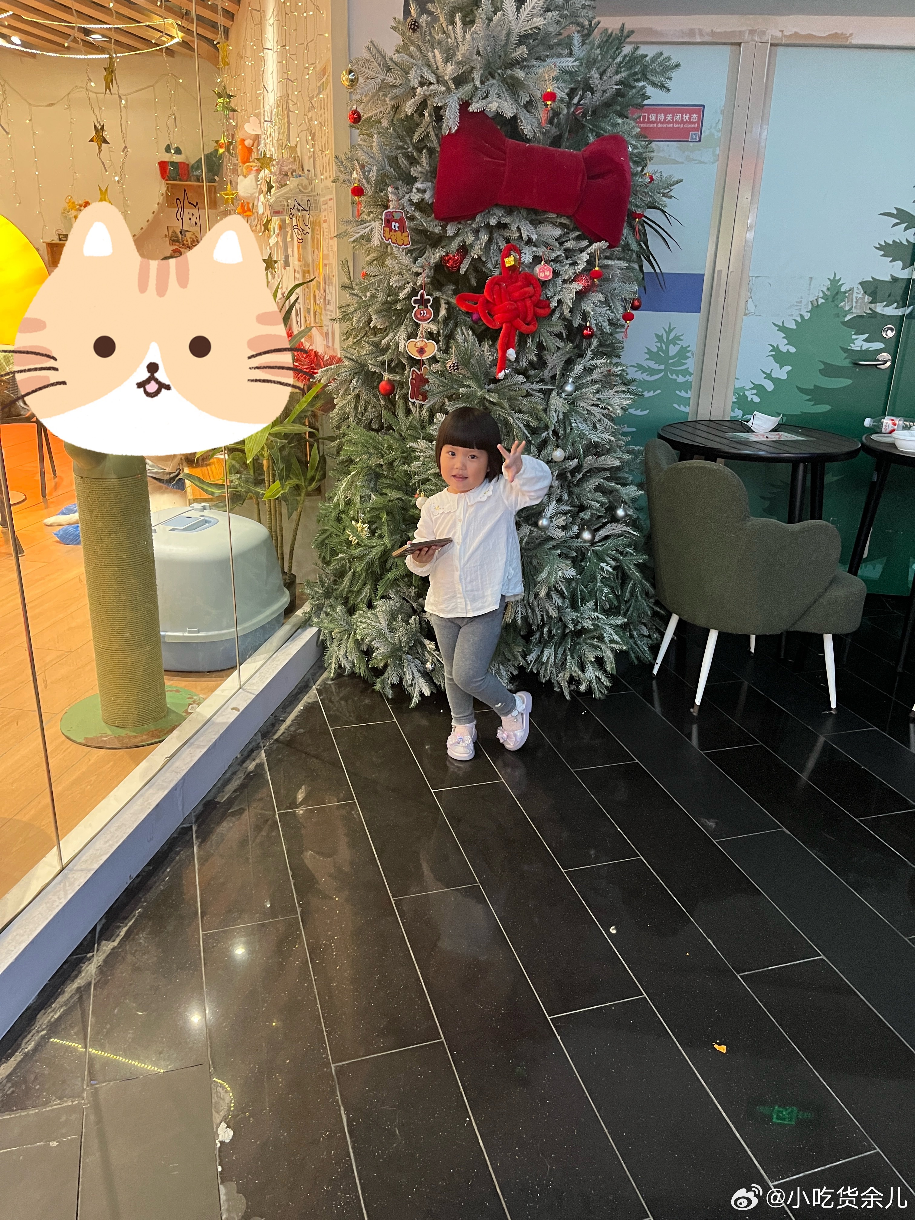 去逛街，买了一件裙子，自己挑的，说好好看，好喜欢，还买了一件防晒衣。她都不愿意来