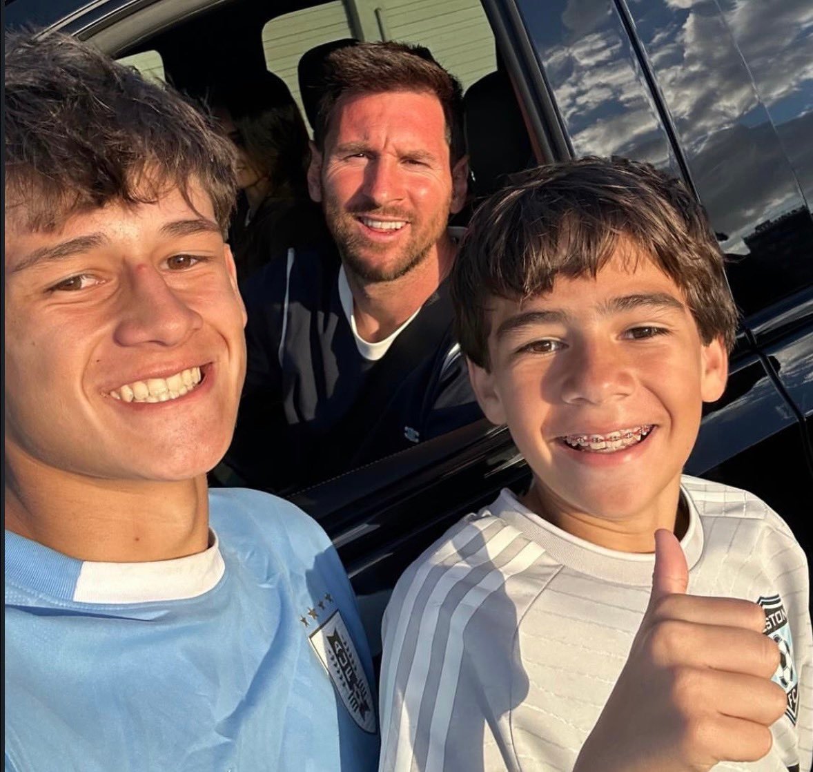 新鲜梅梅～晒的脸蛋红扑扑梅西