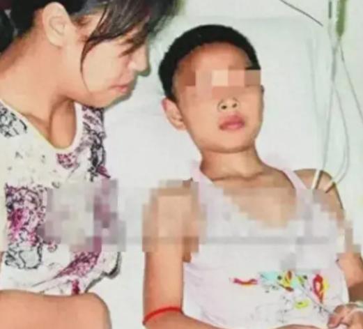 2005年，广安殡仪馆，工作人员正将13岁男孩遗体推入焚尸炉，没成想突然看到遗体