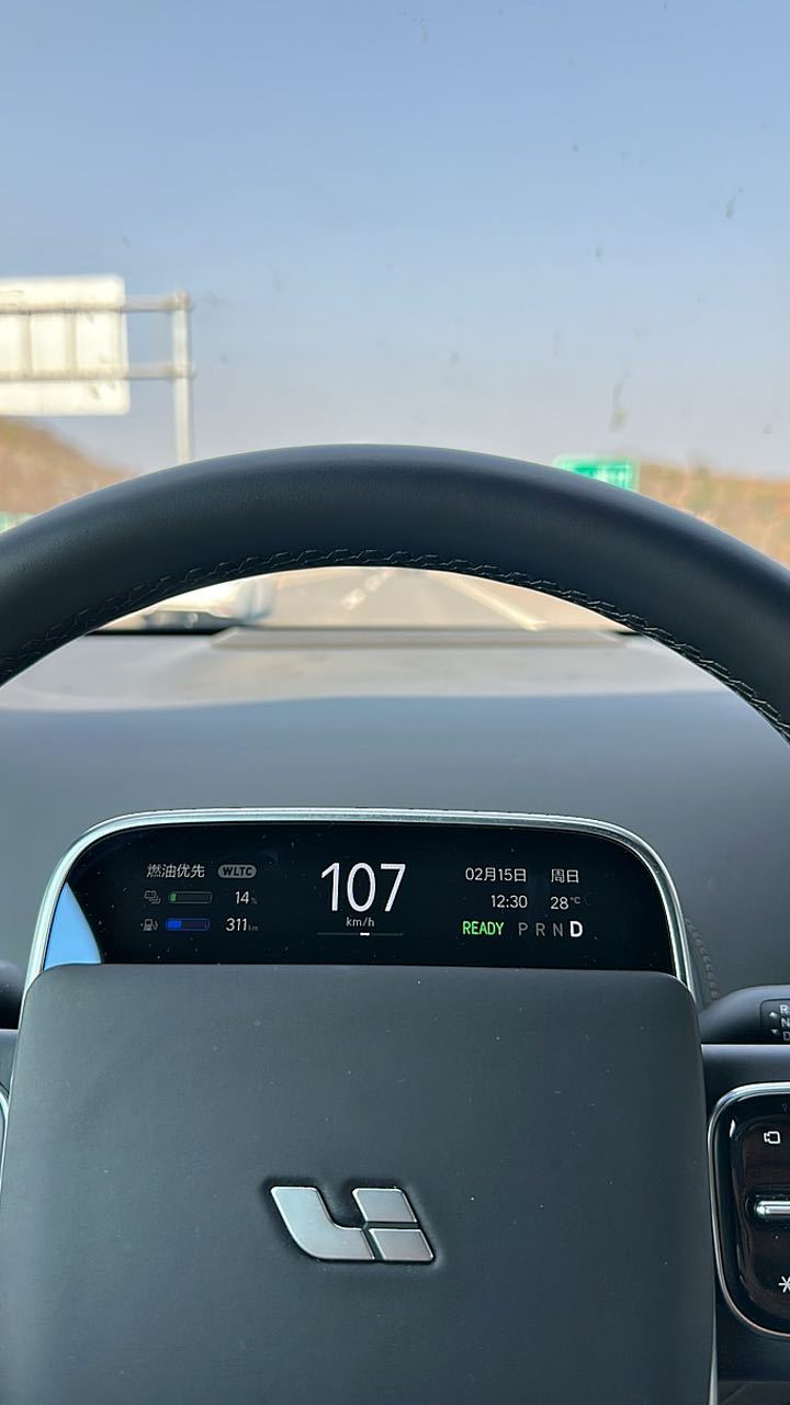 此刻湖南，居然28℃。 