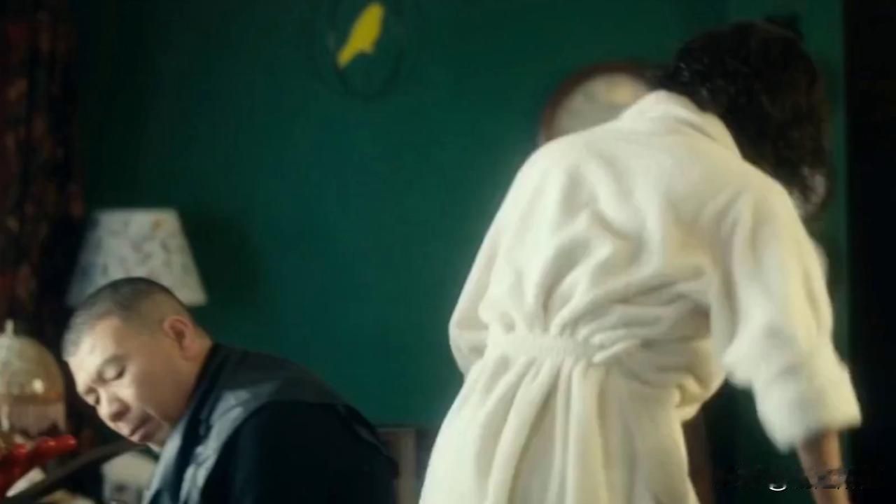 中网偶遇董卿：优雅是无声的光
 
中网看台的遮阳棚下，我正对着赛程表犯愁，身旁忽