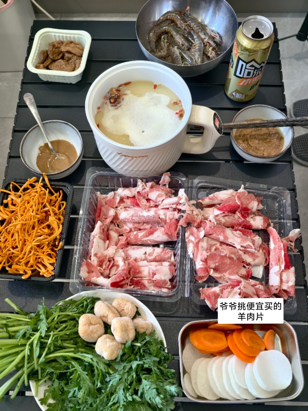中午吃的涮羊肉，下午又饿了，吃了一袋牛肉干、一个苹果，不顶饱，又烤了一盘南瓜，还