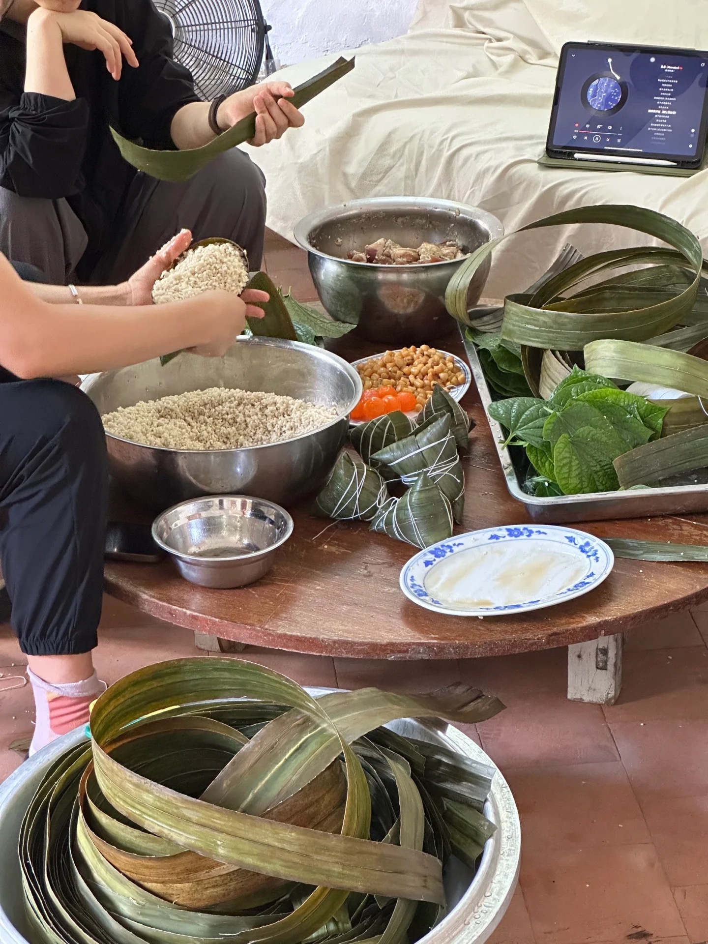 分享团队家眷们一起包粽子的快乐瞬间小时候老向也跟着爷奶一起包过粽子，那是充满亲情