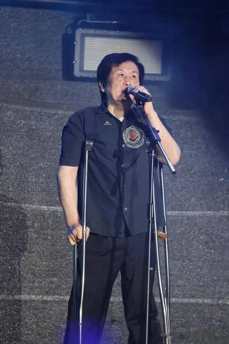 郑智化重回大陆演唱会上赚钱这件事固然其人该被谴责，但更该被谴责的应当是商业运作机