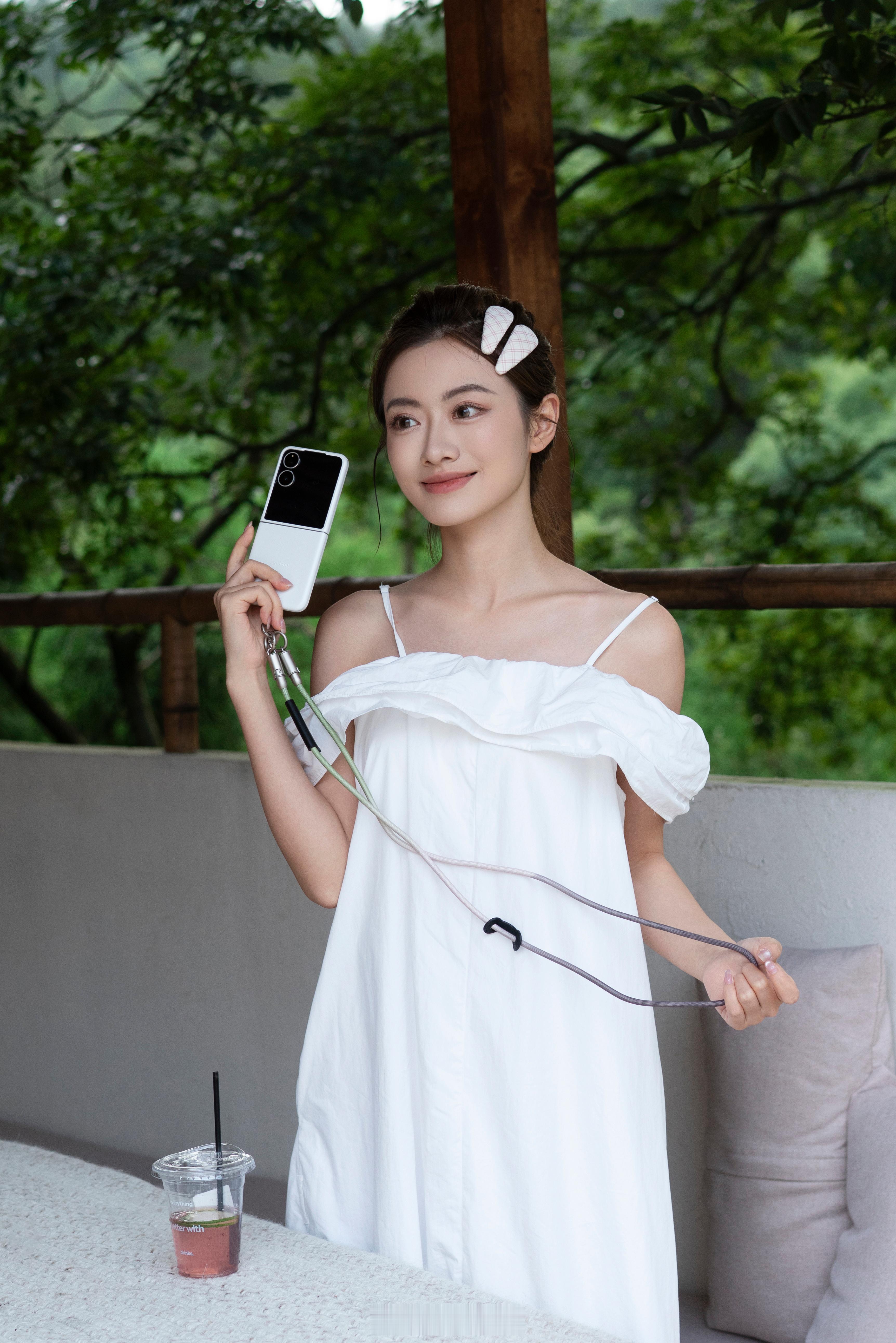 时尚与科技的碰撞，小米MIXFlip2做到了！就像是时尚界的一股清流，精致小巧的