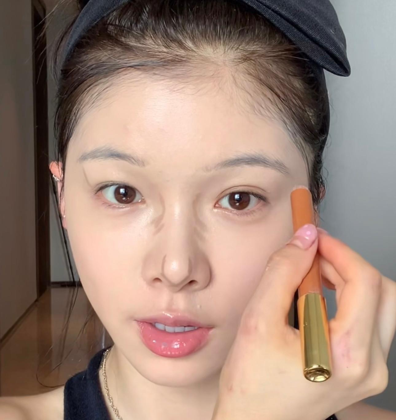 我们在打眉心眉弓的时候，在条件合适的情况下也会处理双c线，就跟画修容一样缩短中庭
