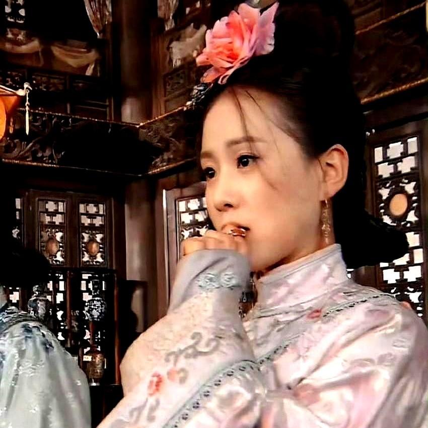 重刷《步步惊心》，才惊觉若曦付出的代价实在太大了。

她带着现代人的善良，一头扎