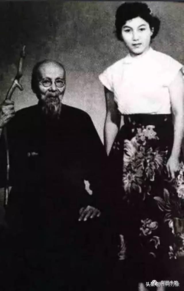 科普一下，这张照片是齐白石与义女兼关门弟子新凤霞，新凤霞并不是齐白石的夫人，她是