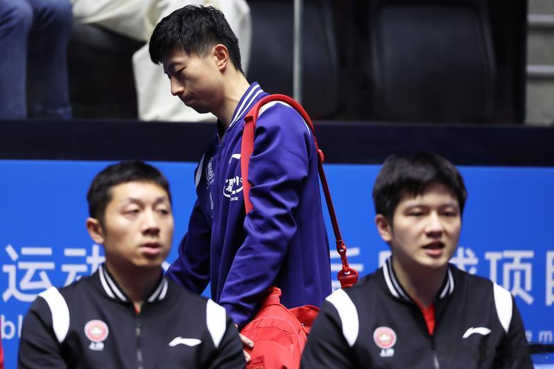 北京队3比0战胜广东队，晋级决赛，马龙赛后离场。东京三人意外同框。新华社图