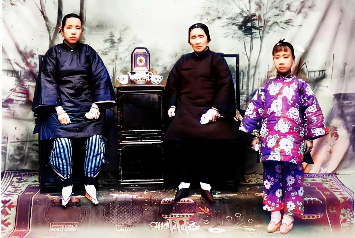 清朝年间，一家三口，婆婆、儿媳和孙女的合影，在那个年代，能拍照片，並且穿得这么周