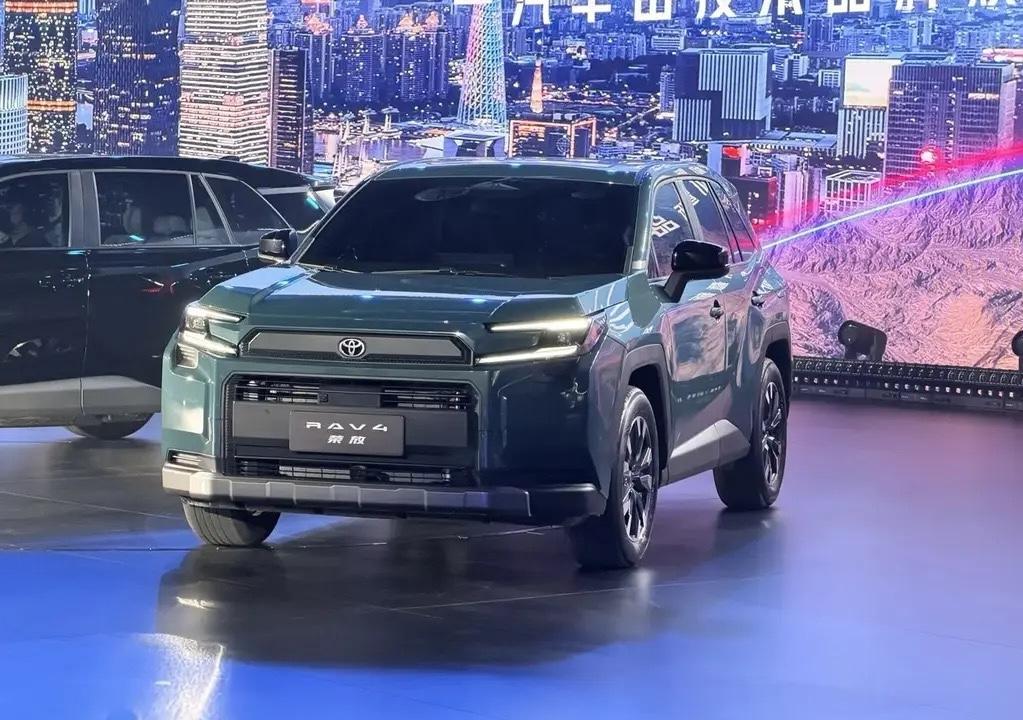 粗略的静态体验了一把新一代荣放，整体是“适配家庭需求的实用向调校”。
操控层面（