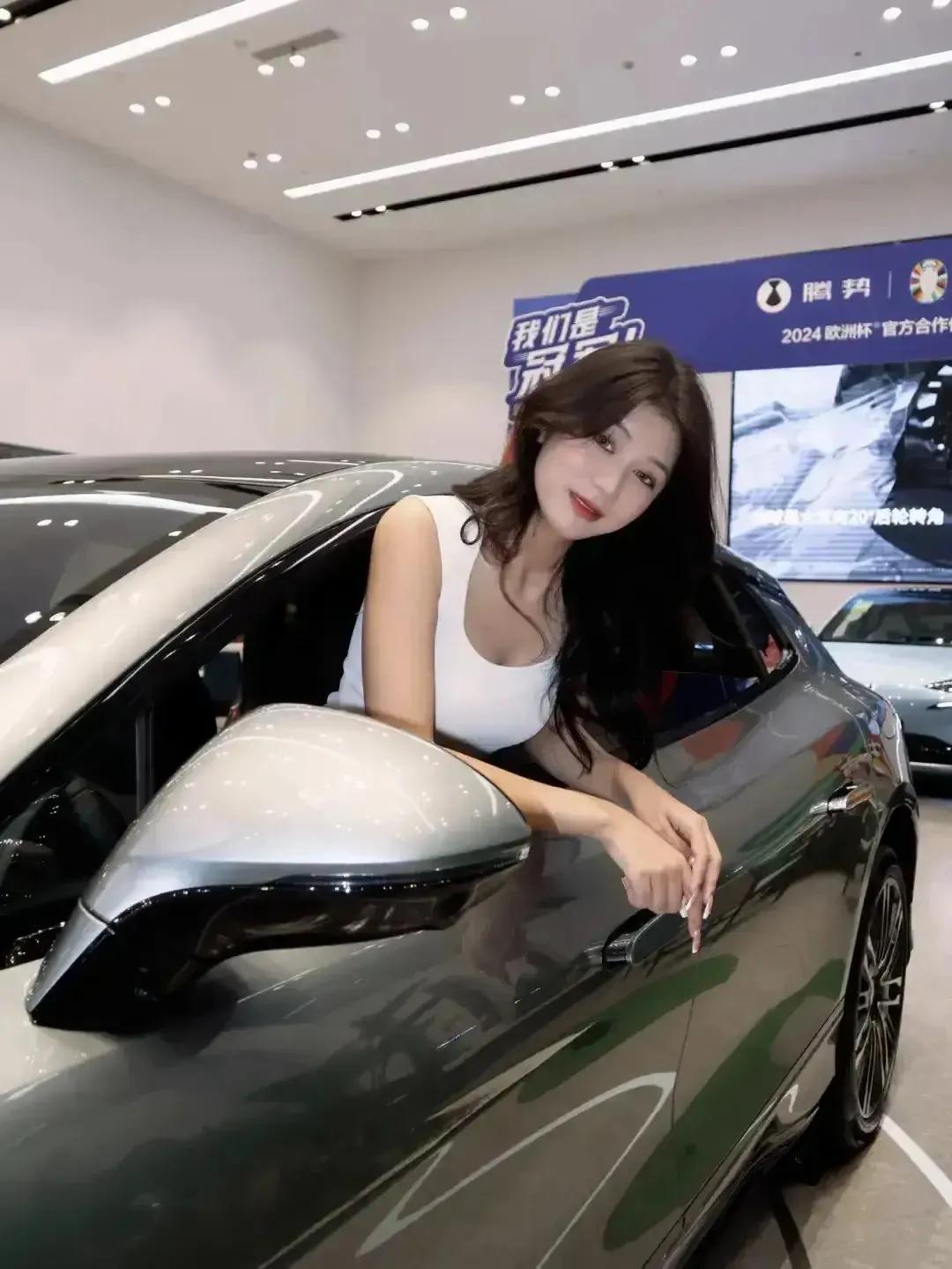 马斯克头大了！
据悉，美国两地先后发生一起汽车冲撞、爆炸事件其中一起涉及特斯拉赛