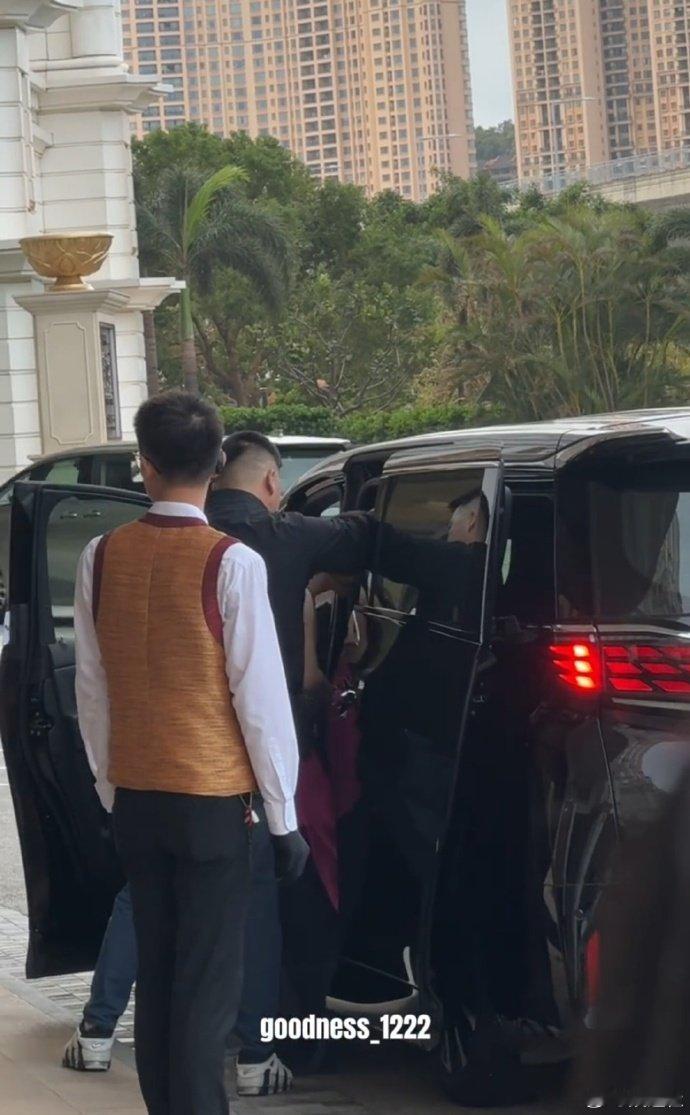 单依纯上车摔倒了单依纯摔倒了单依纯上班路透里摔倒那下太让人紧张了！穿得那么美还水