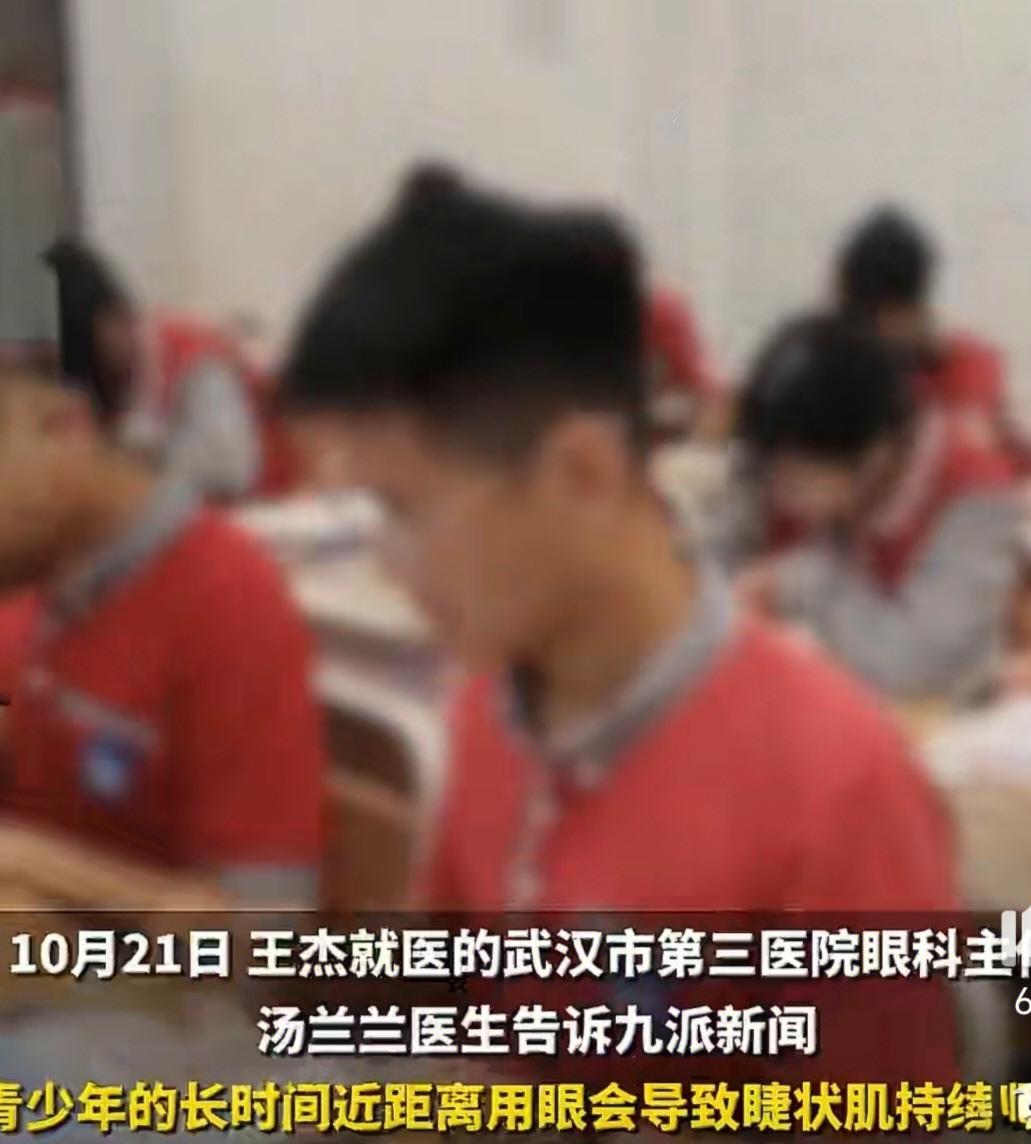 男子十年近视“自愈”？医生：原是假性近视随年龄消失
 
戴镜十年、度数从100度