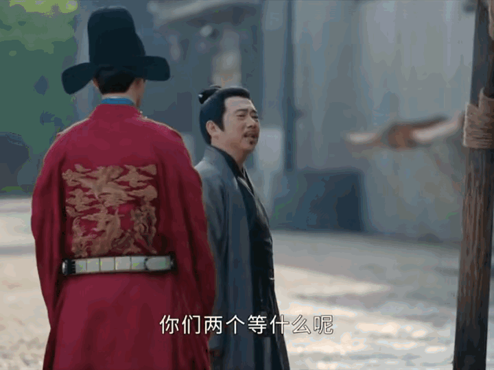 《藏海传》藏海刚把香老板从大狱接出来高明师傅就耷拉着脸走过来，对着他一言不发的，