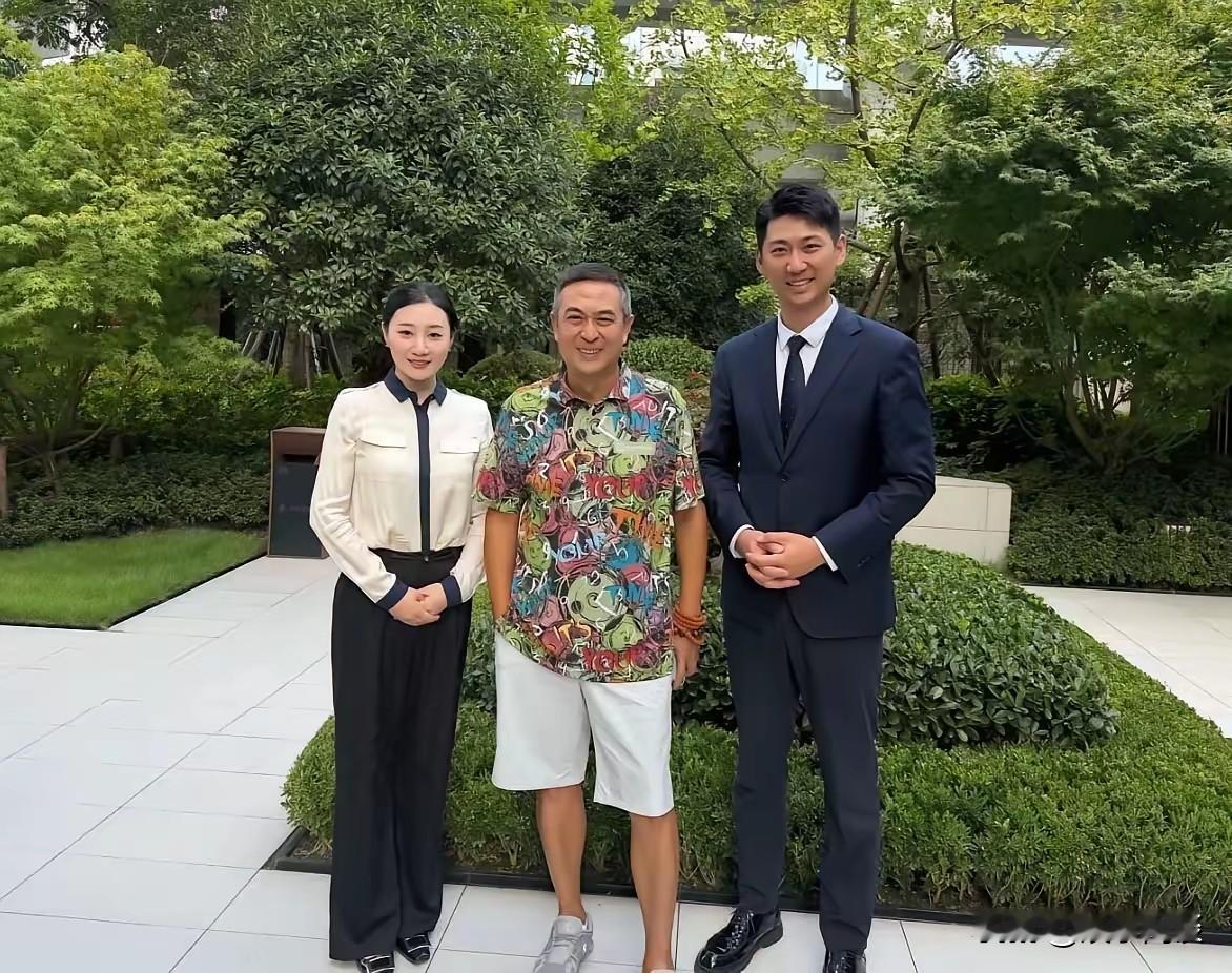 画面中间这位身穿花衣服的老者，脸上的神情很耐人寻味，很难用言语形容。大家来猜一猜