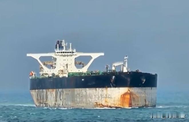 美军正在登陆并试图扣押一艘受制裁的油轮，抢在俄罗斯军舰和和潜艇抵达之前。

美官